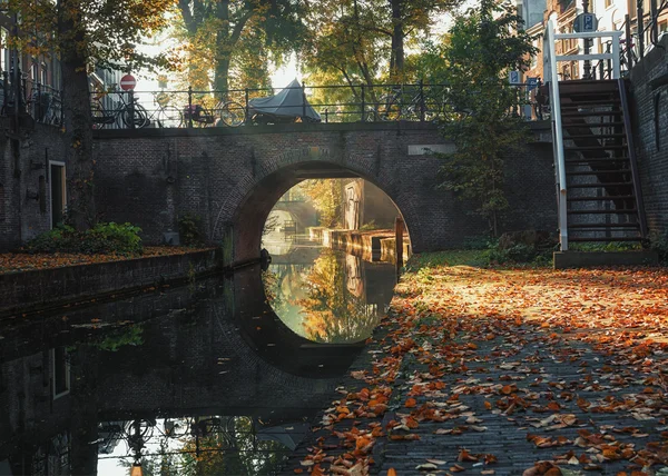 Nieuwegracht avec ses ponts voûtés dans la vieille ville d'Utrecht . — Photo