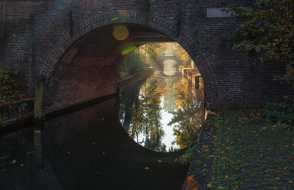 Nieuwegracht avec ses ponts voûtés dans la vieille ville d'Utrecht . — Photo