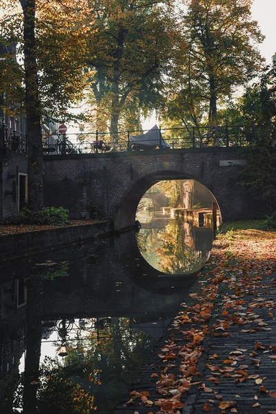 Nieuwegracht with its arched bridges in the old town of Utrecht. — Stock Photo, Image