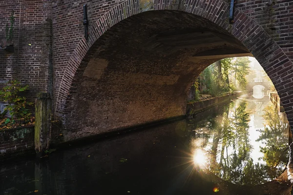Nieuwegracht avec ses ponts voûtés dans la vieille ville d'Utrecht . — Photo