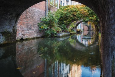Kromme Nieuwegracht U eski kasaba onun kemerli köprü ile