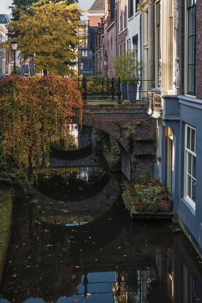 Kromme Nieuwegracht v historickém centru města Utrecht — Stock fotografie