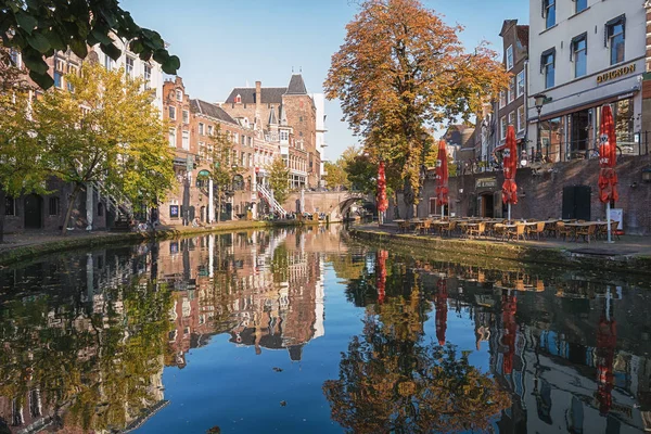 Den Oude Gracht i den historiska staden Utrecht — Stockfoto