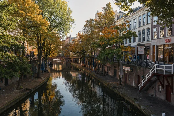 Oude Gracht w zabytkowym centrum miasta Utrecht — Zdjęcie stockowe