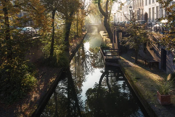 Nieuwegracht met zijn gebogen bruggen in de oude stad Utrecht. — Stockfoto