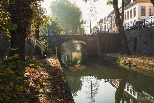 Nieuwegracht met zijn gebogen bruggen in de oude stad Utrecht. — Stockfoto