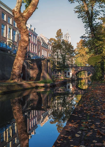 Nieuwegracht met zijn gebogen bruggen in de oude stad Utrecht. — Stockfoto