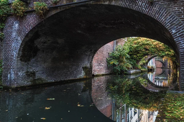 Kromme Nieuwegracht z jego mosty łukowe w starym mieście U — Zdjęcie stockowe