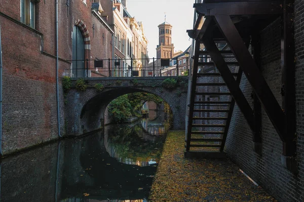Kromme Nieuwegracht s jeho klenuté mosty ve starém městě U — Stock fotografie