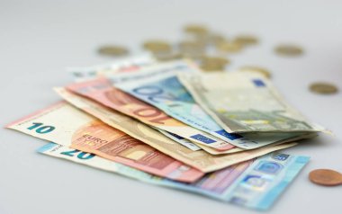 Bir tablo üzerinde dağınık para