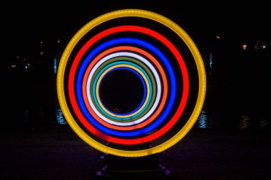 Hipnotik daireler Neon ışık yapılmış.