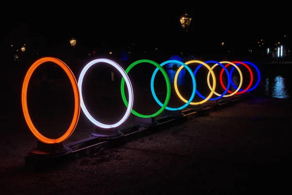 Hypnotické kruhy vyrobené z neon light. — Stock fotografie