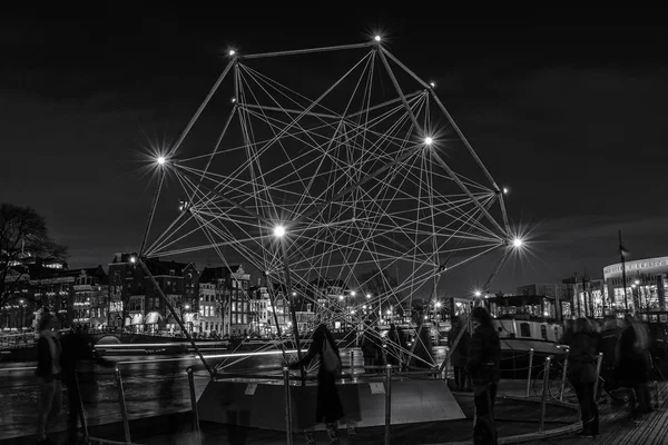 Diamant van licht drijvend op de rivier de Amstel in Amsterdam — Stockfoto