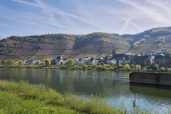 Het kleine dorpje langs de rivier van de Moezel — Stockfoto