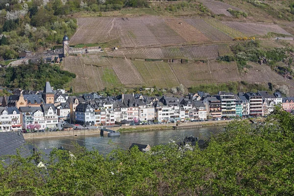 Mosel Nehri boyunca küçük bir köy — Stok fotoğraf