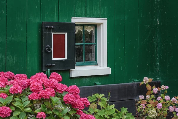 Маленькое окно в стене дома — стоковое фото