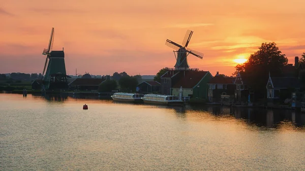 El Zaanse Schans con sus molinos de viento — Foto de Stock