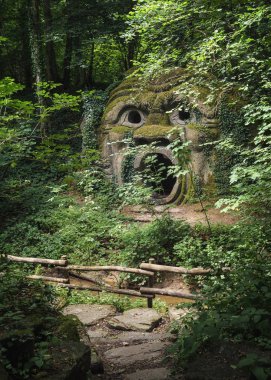 Sarhoş çığlık içinde folies orman, Parc Mondo Verde.