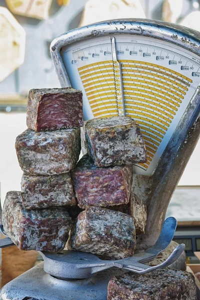 Salsicha fumada nas balanças do mercado . — Fotografia de Stock