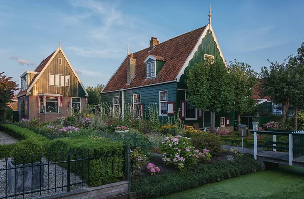 Небольшой дом с шиферной крышей и цветущим садом . — стоковое фото