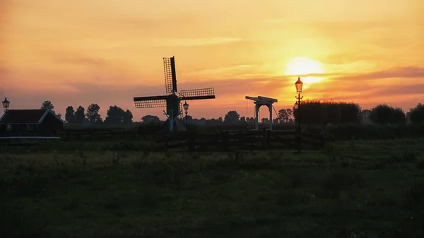 Früher Morgen in einem kleinen holländischen Dorf. — Stockfoto