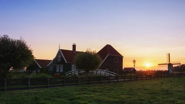 Vroeg in de ochtend in een klein Nederlands dorp. — Stockfoto