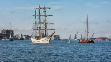 Amsterdam Merkez İstasyonu'nun arkasında nehir IJ gemilerde.