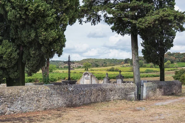 墓地近く、ロマネスク教会のサン ・ ピエール ・ Larnas で 12 世紀から — ストック写真