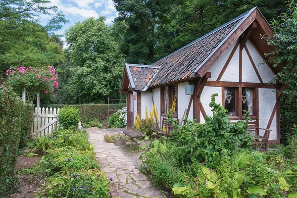 Image of a cottage in the English garden. — Stock Photo, Image