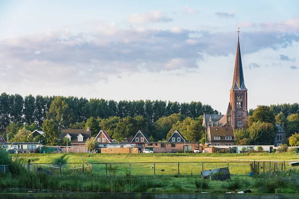 Blick auf eine Kirche in Zaandam vom Weiler haaldersbroek aus gesehen — Stockfoto