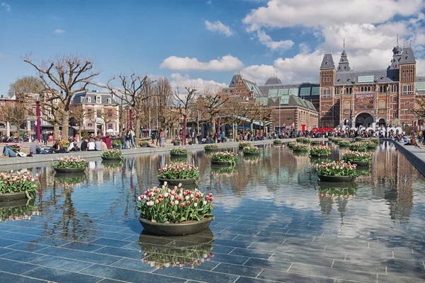 Plantenbakken met tulpen in de vijver gevuld tijdens het Tulip Festival in Amsterdam — Stockfoto