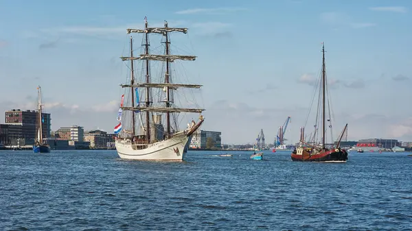 Amsterdam Merkez İstasyonu'nun arkasında nehir IJ gemilerde.