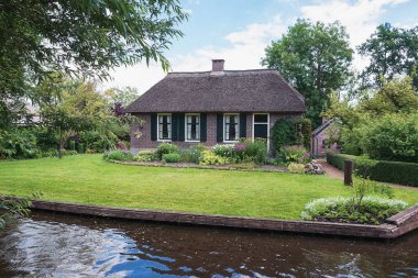 Küçük bir Hollanda kasabasında eski ahır kanal