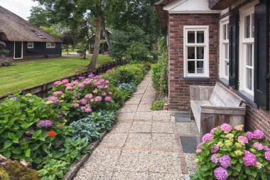 Tezgah ayakta çevrede belgili tanımlık ev bahçesinde.