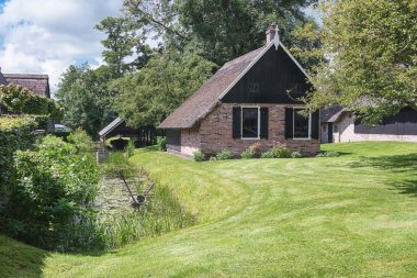 Kırsal evde küçük Giethoorn Hollandalı şehir.