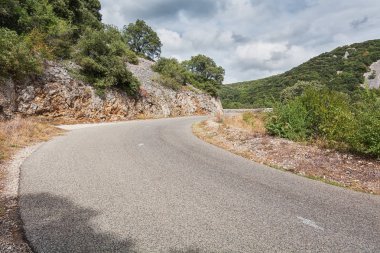Fransa'da Ardèche Dağların üzerinden asfalt yol