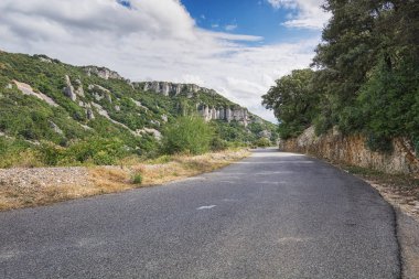 Ardèche, Fransa dağların arasında asfalt yol