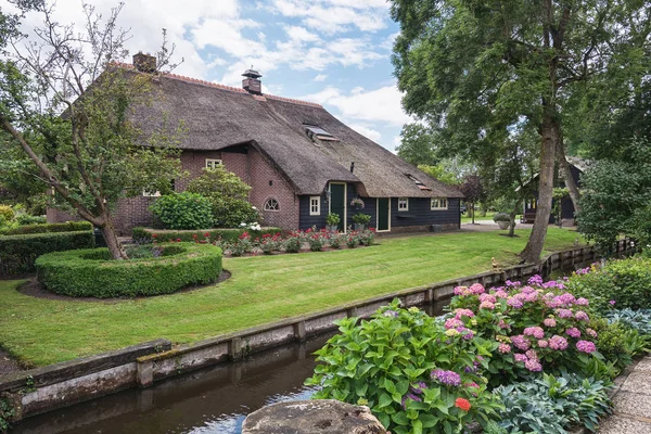 Oude boer huis met een rieten dak langs het kanaal. — Stockfoto