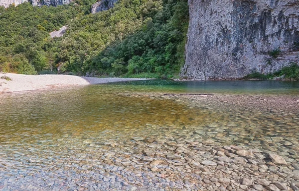 Il fiume L'Ibie nella regione di Ardeche in Francia in una giornata di sole . — Foto Stock