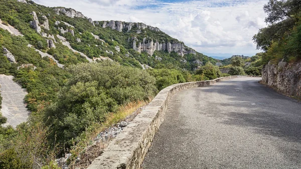 Estrada pavimentada sobre as montanhas de Ardeche em França — Fotografia de Stock