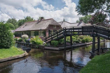 Thatched yazlık kanal önde gelen köprü.