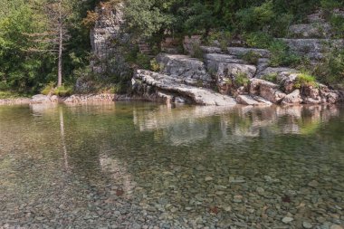 Dağ nehir L'Ibie Fransa'nın Ardèche bölgesinde.