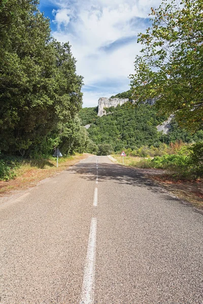 Verharde weg tussen de bergen van de Ardèche-regio van Frankrijk. — Stockfoto