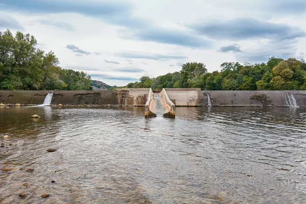 Weir in de rivier de Ardeche. — Stockfoto