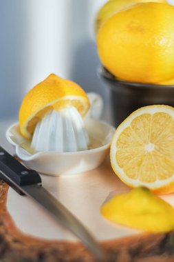 limon bir ahşap tahta üzerine dilimlenmiş.