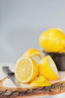 limon bir ahşap tahta üzerine dilimlenmiş.