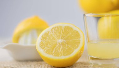 Sıkılmış limon suyu bir bardak.