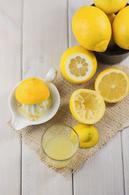 Sıkılmış limon suyu bir bardak.