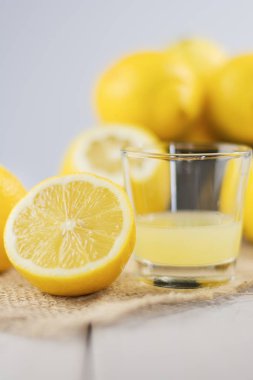 Sıkılmış limon suyu bir bardak.