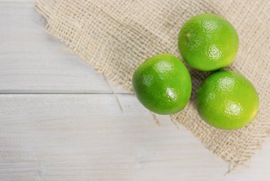 Ahşap bir masa üzerinde üç limes.